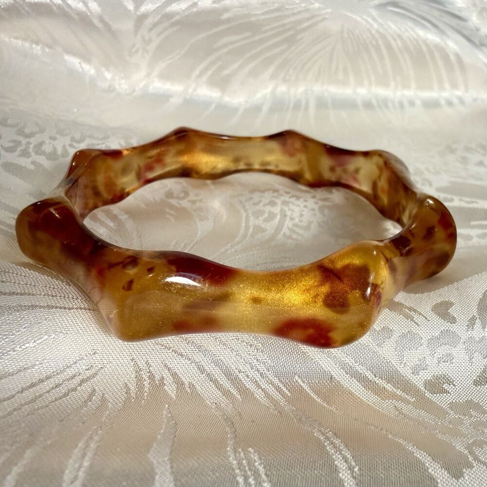 VTG Lucite Or Resin Amber Yellow Root Beer Swirl Wavy Eternity Bangle Bracelet
